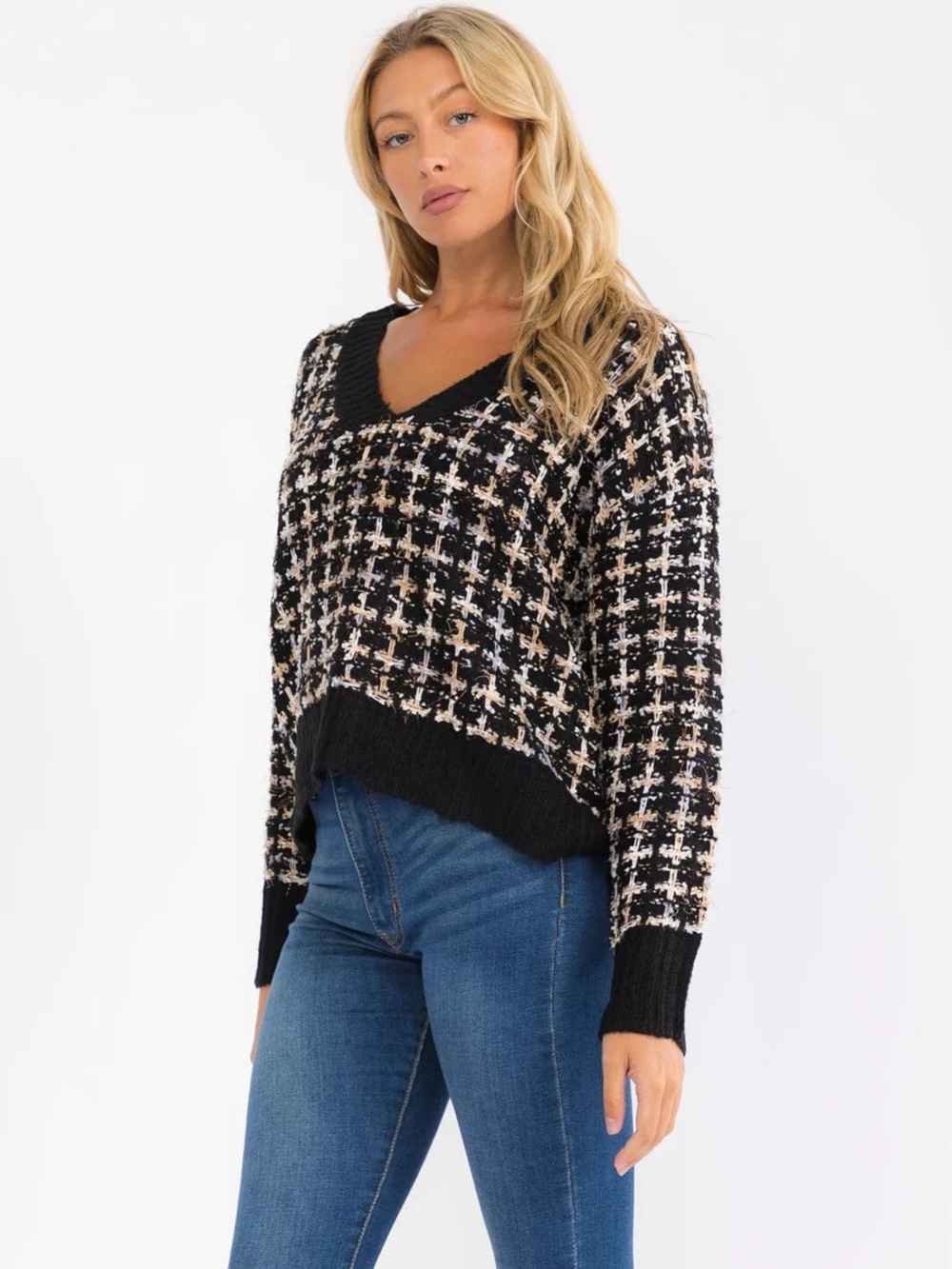 V-Neck Tweed-Pattern Knit Sweater in Black and Cream